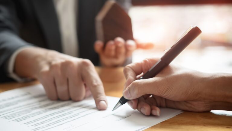 Cómo Elegir el Tipo de Contrato Adecuado para tus Necesidades Legales